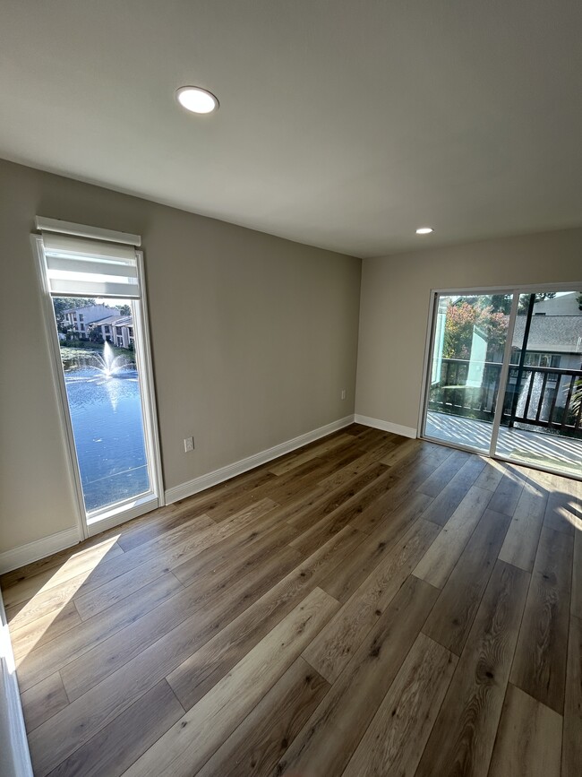 Building Photo - 3848 N Lake Dr