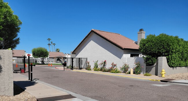 Building Photo - 2/2  Town-homes in Central Phoenix!!