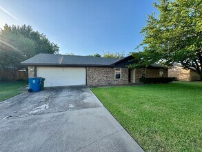 Building Photo - 918 Rolling Hills Dr