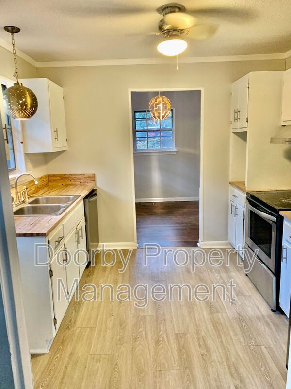 Building Photo - 303 Ridgeway Dr