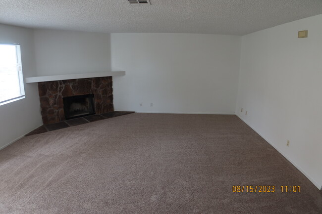 Building Photo - 921 Rockview Dr