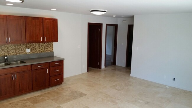 Building Photo - Kaimuki Duplex, 3 Bedroom, 2 baths, 2 park...