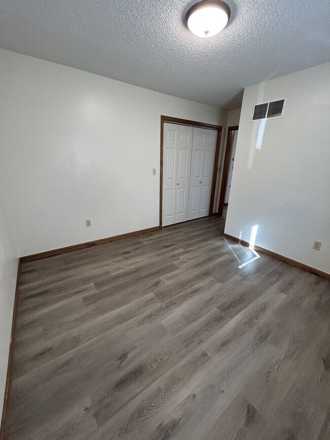 Building Photo - 516 E Monroe St