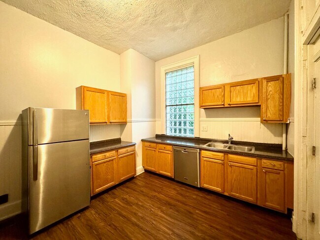 Foto del edificio - PRE LEASE FOR AUGUST 2025 5 bed/2 full bat...