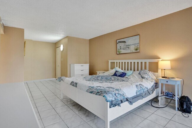 Building Photo - 2017 S Ocean Dr
