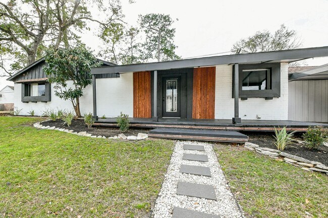 Foto del edificio - 6002 Greenmont Dr