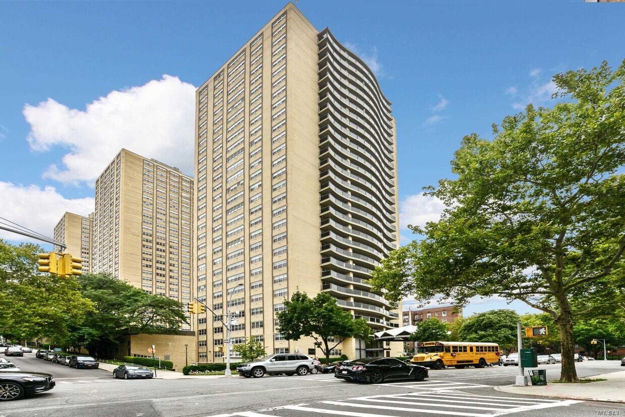 Foto principal - 66-36 Yellowstone Blvd