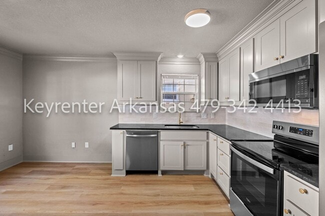 Building Photo - Beautifully renovated 3 bedroom, 2 bath | Fayetteville AR