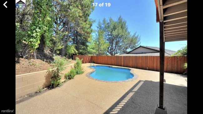 Building Photo - 27980 Edgecliff Way