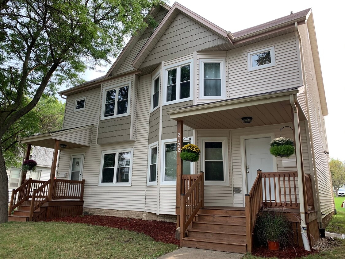 Unit 2122 (right) - 2122 N Hubbard St