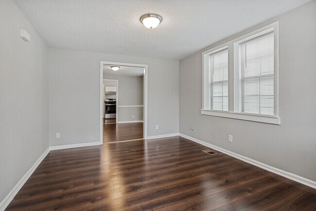 Foto del edificio - Large Near Downtown 3BR/1BA House For Rent