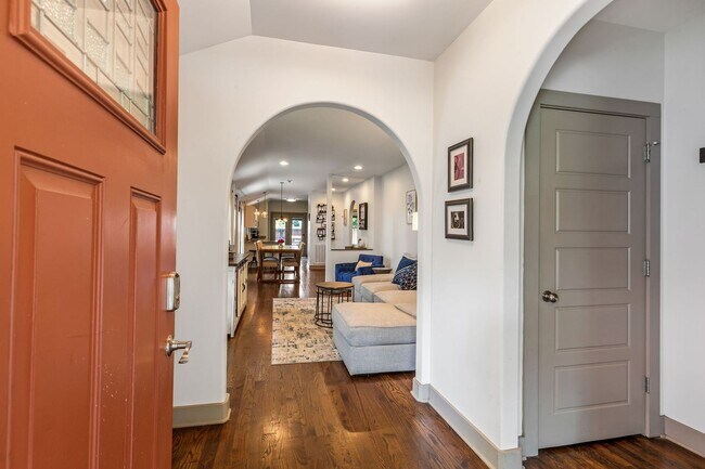 Building Photo - Beautiful Home Steps to Cleveland Park!