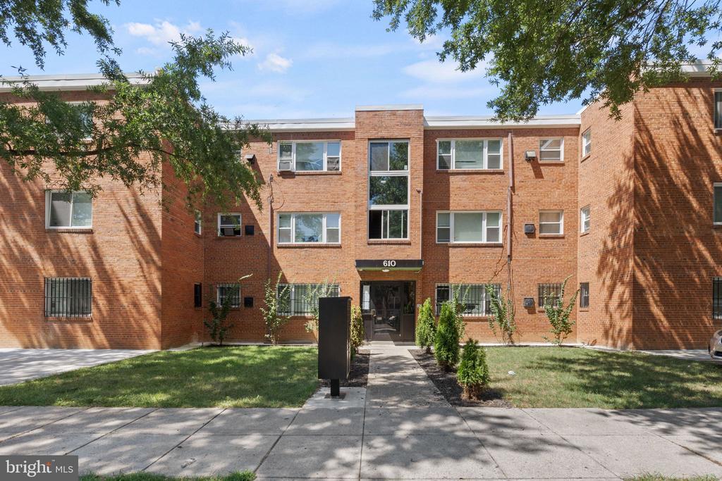Foto principal - 610 57th St NE