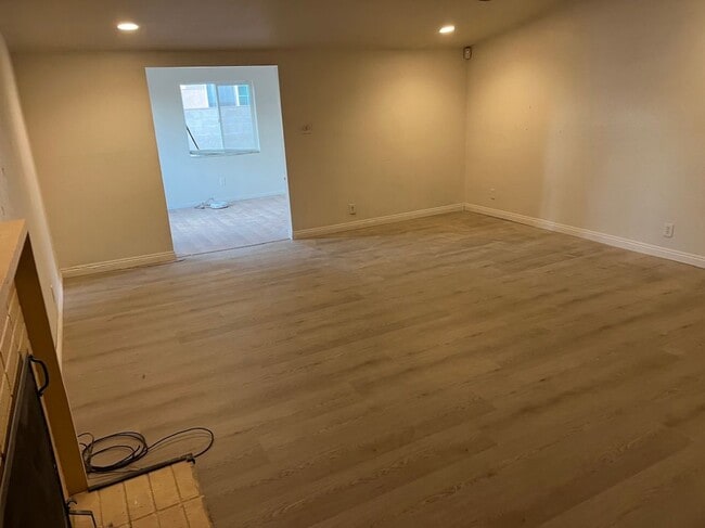Building Photo - 1039 Barston Ave