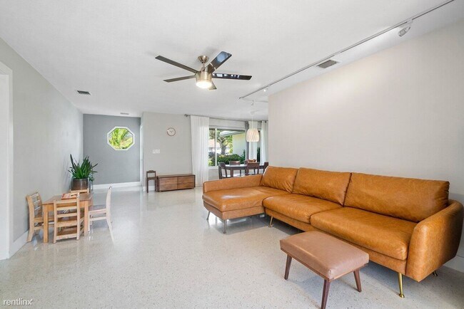 Foto del edificio - 3 br, 2 bath House - 2240 NE 2nd Ave