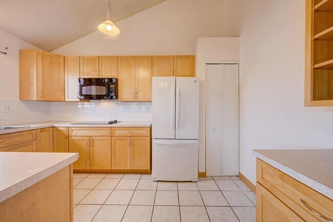 Foto del edificio - $2,450 - 2 Bed, 2 Bath Townhome in Lakewoo...