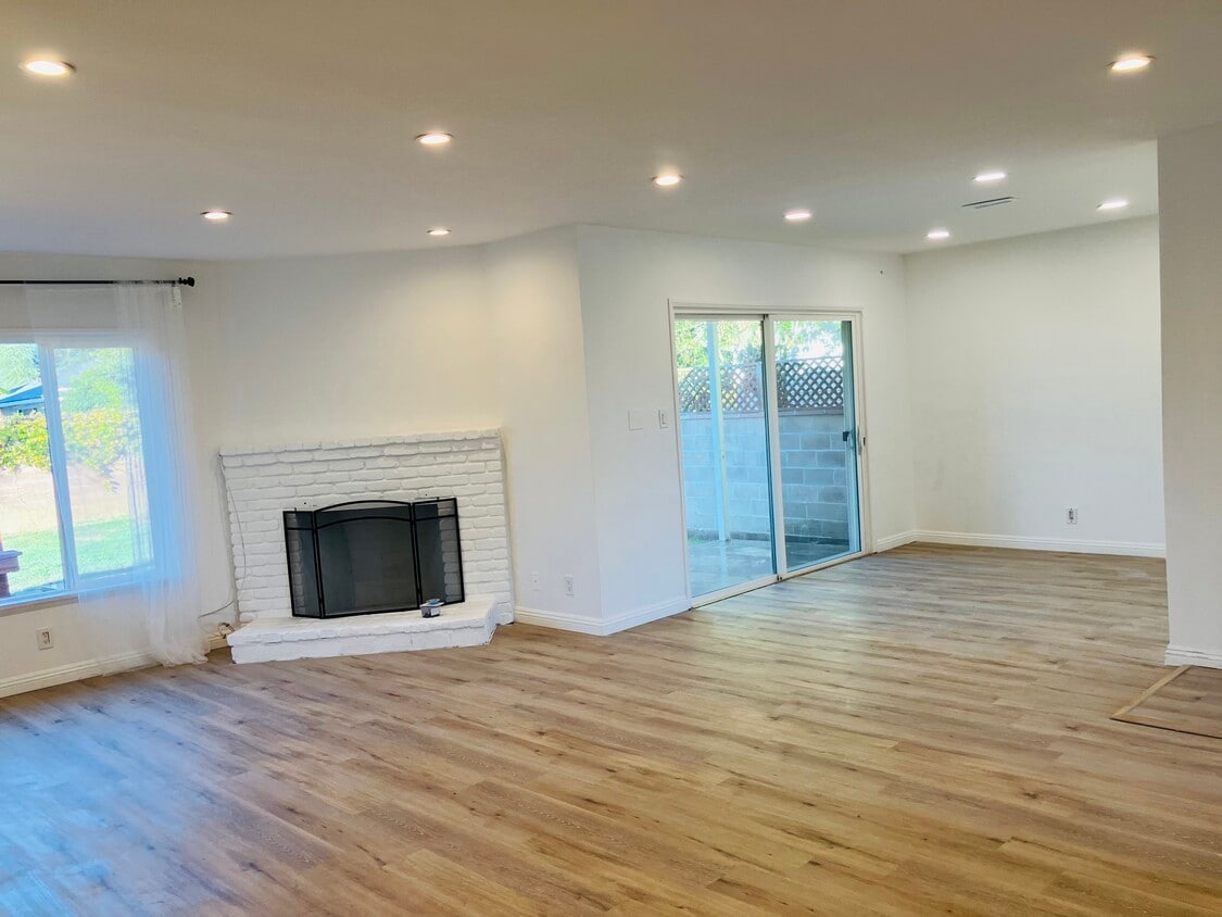 Primary Photo - 15025 Leadwell St