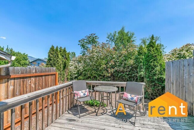 Building Photo - Fully Furnished Private Setting Townhouse, 2 Bedroom- 1.5 Bathroom, centrally located in Ashland