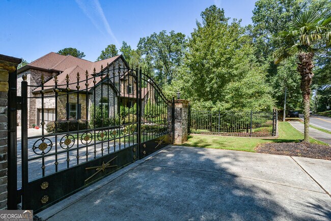 Building Photo - 2210 Spalding Dr