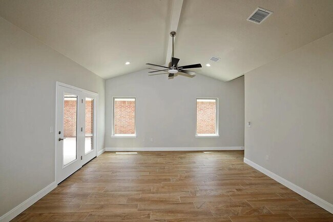 Foto del edificio - 7605 Woodford Ave