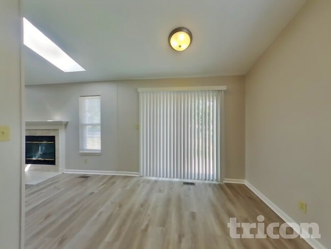 Building Photo - 945 Center St