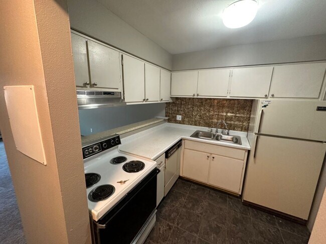 Building Photo - 1 Bedroom Condo *Half off first months rent*