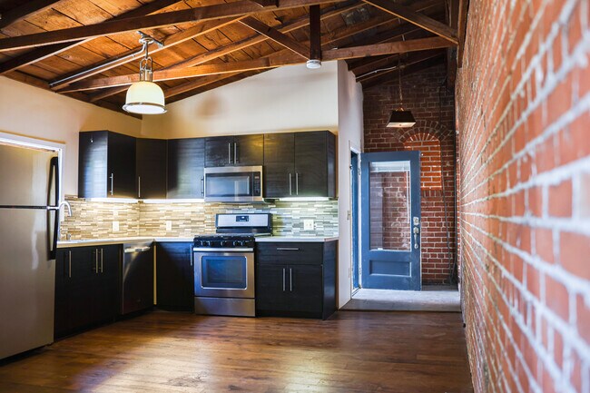 Building Photo - 328 3rd St