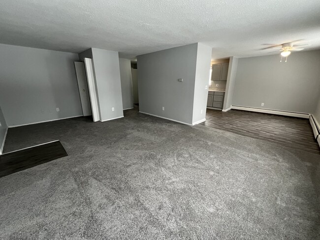 2 habitaciones, 1 baño - Sala de estar de 950 pies cuadrados - Grecian Gardens Apartments