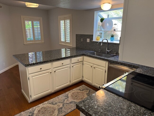 Foto del edificio - Beautiful 3bd/2.5 bath Townhome