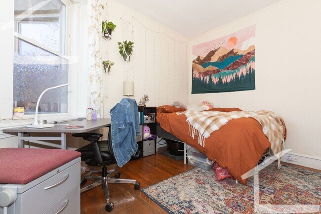 Building Photo - Perfect location! 3-bed, 1-bath Apartment near BU. Heat/Hot Water Included.