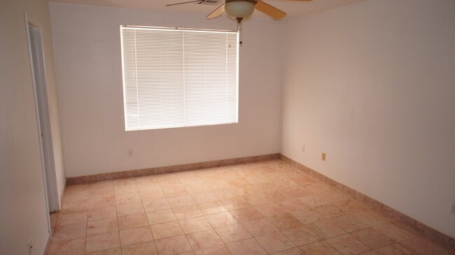 Building Photo - SINGLE STORY HOME WITH 2 BEDROOMS!