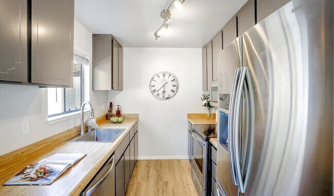 Foto del edificio - 5085 Valley Crest Dr