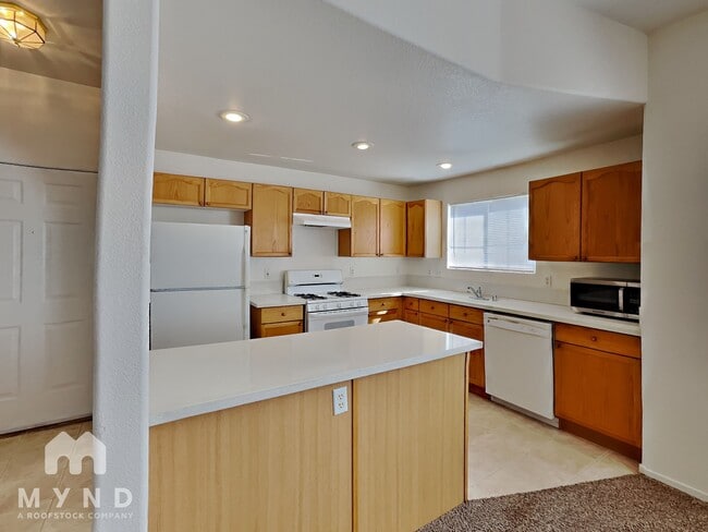Building Photo - 10553 Pine Glen Ave