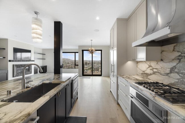 Building Photo - 208 Montcalm St