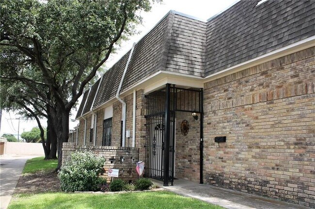Foto del edificio - 3001 Stonehenge Ln
