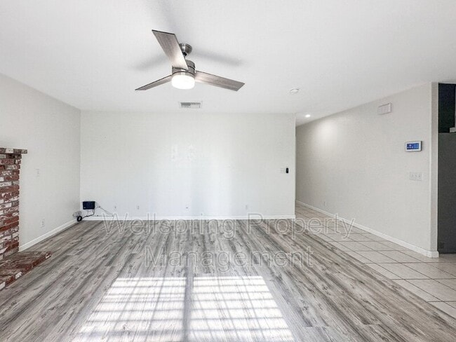 Building Photo - 1240 W Mariposa Ave