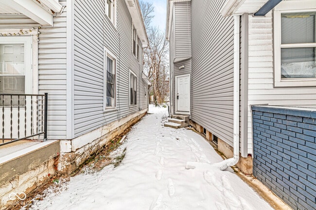 Building Photo - 2345 N Kenwood Ave