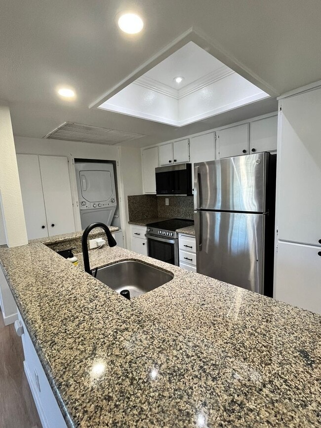 Building Photo - Remodeled Ground Level Condo in MV!
