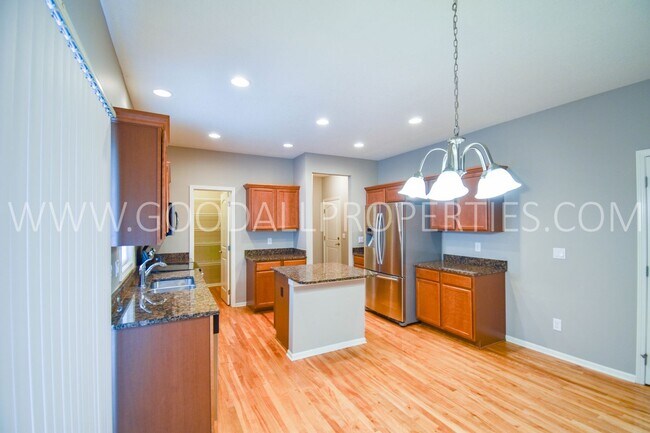 Building Photo - 4 Bedroom, 2.5 Bath Home in Waukee. Short ...