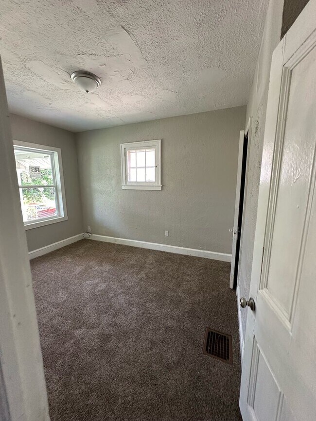 Building Photo - 3/1 Recently Renovated Cozy Home