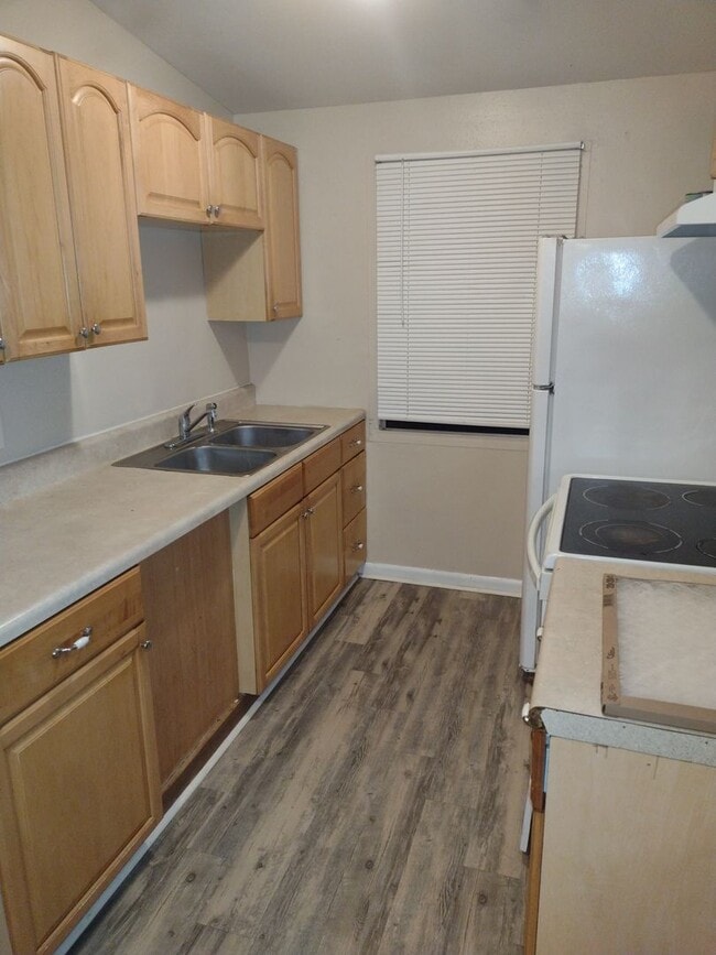 Building Photo - Three Bedroom One Bath Home in  South Lake...