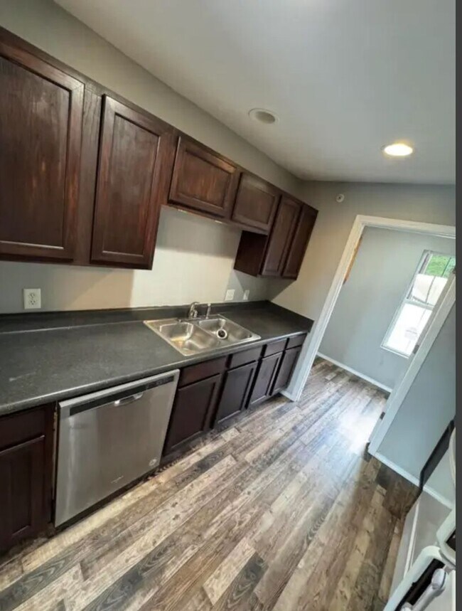 Building Photo - 3 bedroom/2 bath condo unit