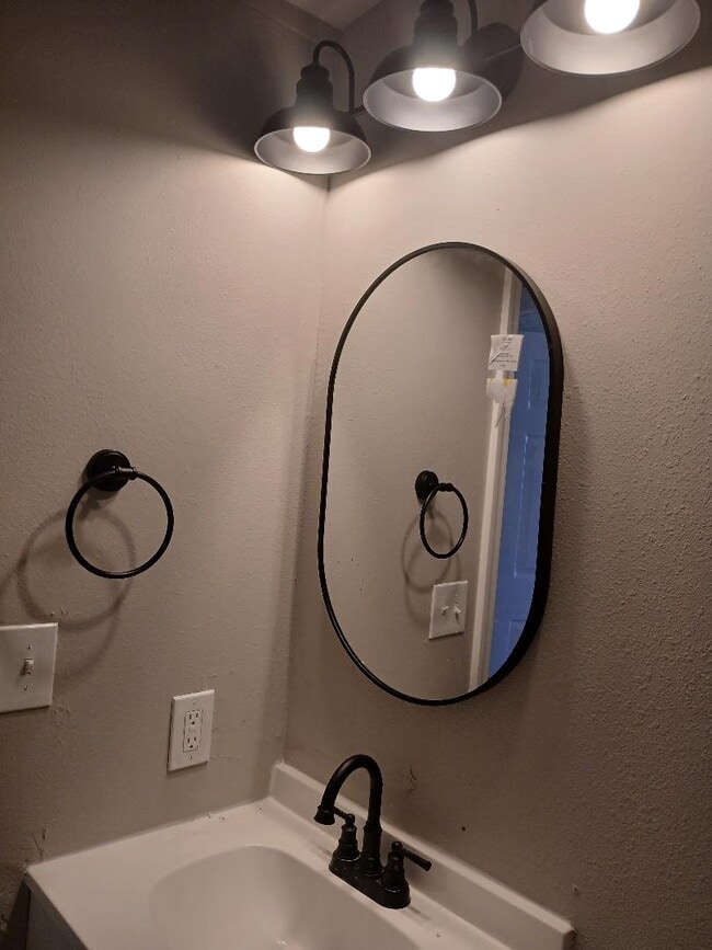 Building Photo - 98 Leasch Loop