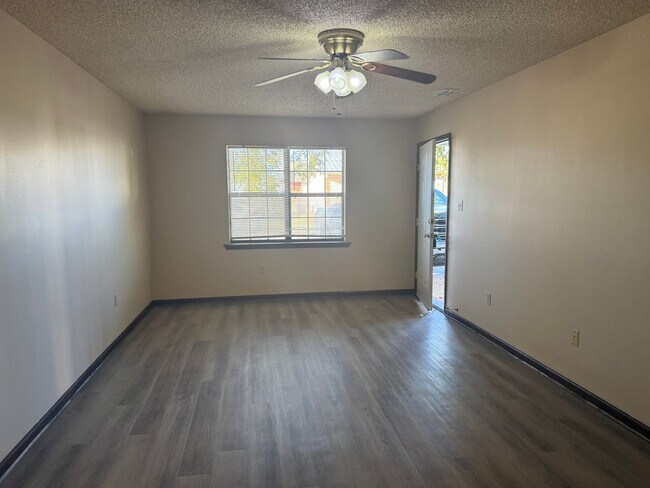 Building Photo - 2 Bedroom 1 Bath Duplex- Close to VSU