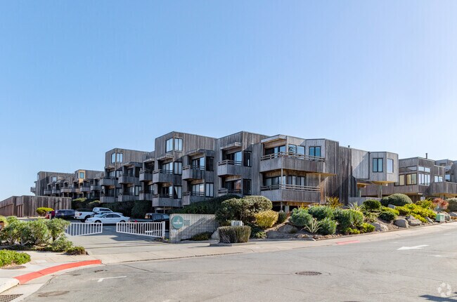 Building - Ocean Harbor House