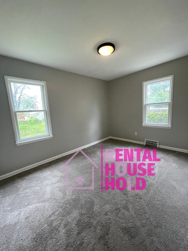 Building Photo - Summer Special~3 BEDROOM | 1 BATH | FREE P...