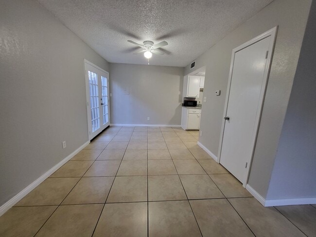 Building Photo - 2 Bedroom 1.5 Bathroom Townhouse in Norman with granite countertops and central heat and air