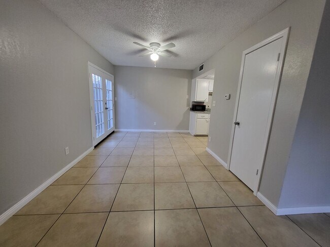 Foto del edificio - 2 Bedroom 1.5 Bathroom Townhouse with granite countertops and washer/dryer provided