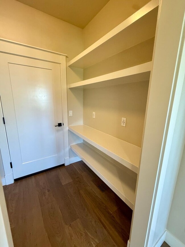 Building Photo - Welcome to this stunning 5-bedroom, 3.5-ba...