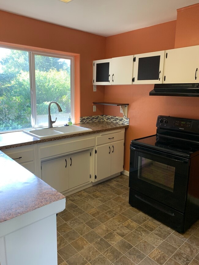 Kitchen - 901 Mount Olympus Ave SE